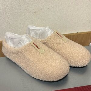 Bombas tan slippers size 9